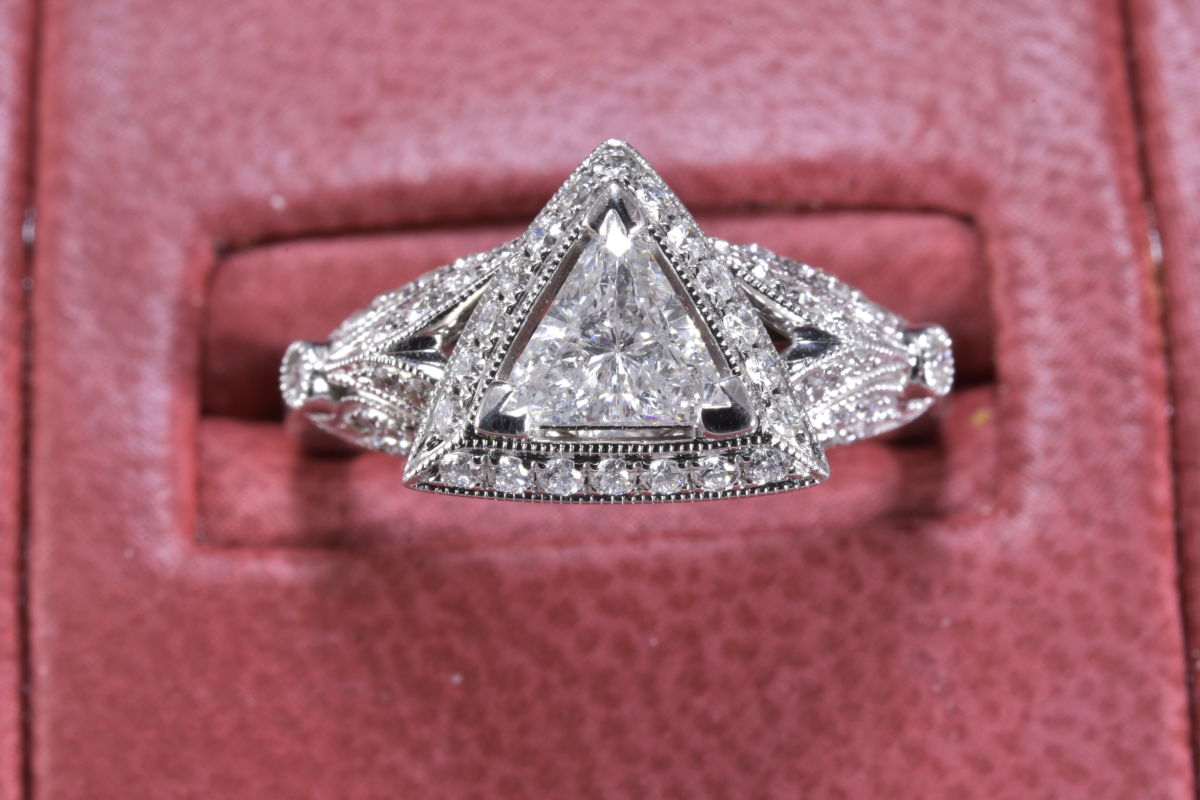 Afzonderlijk Leggen Leven van Charming Estate Ring with One Trillion Cut Diamond, Rare Unique Antique  Artistically Surrounded By Diamonds - Diana Michaels Jewelers