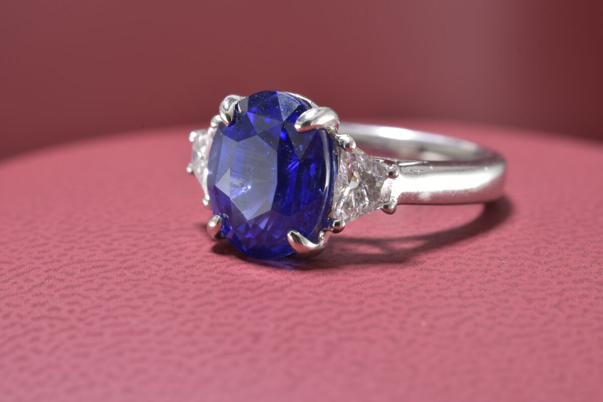 Platinum Ring With One 5.73Ct Oval Sapphire And 2=0.61Tw Trillian F ...